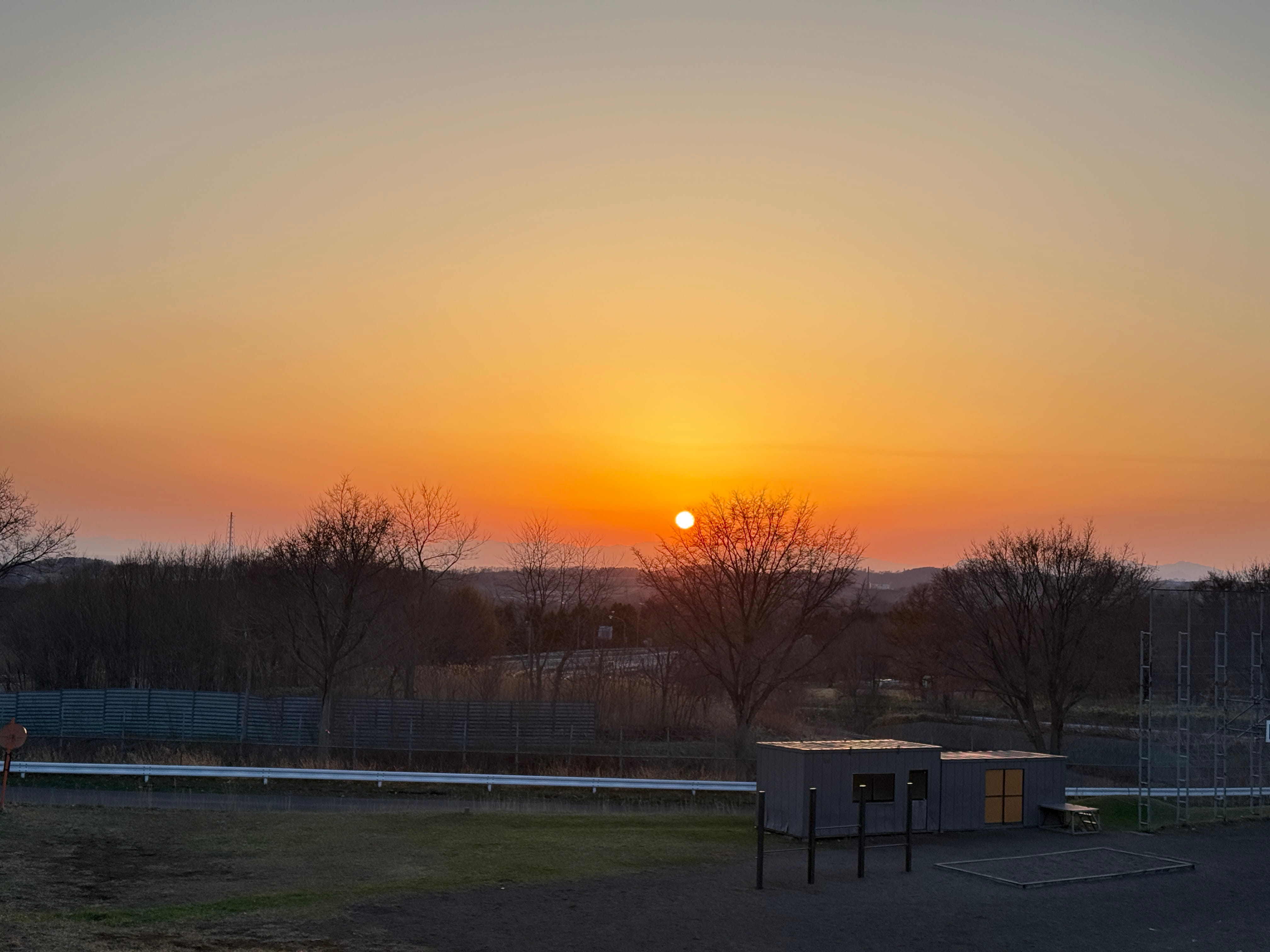 「見えない場所」で起きていることを、少しだけ外へ
