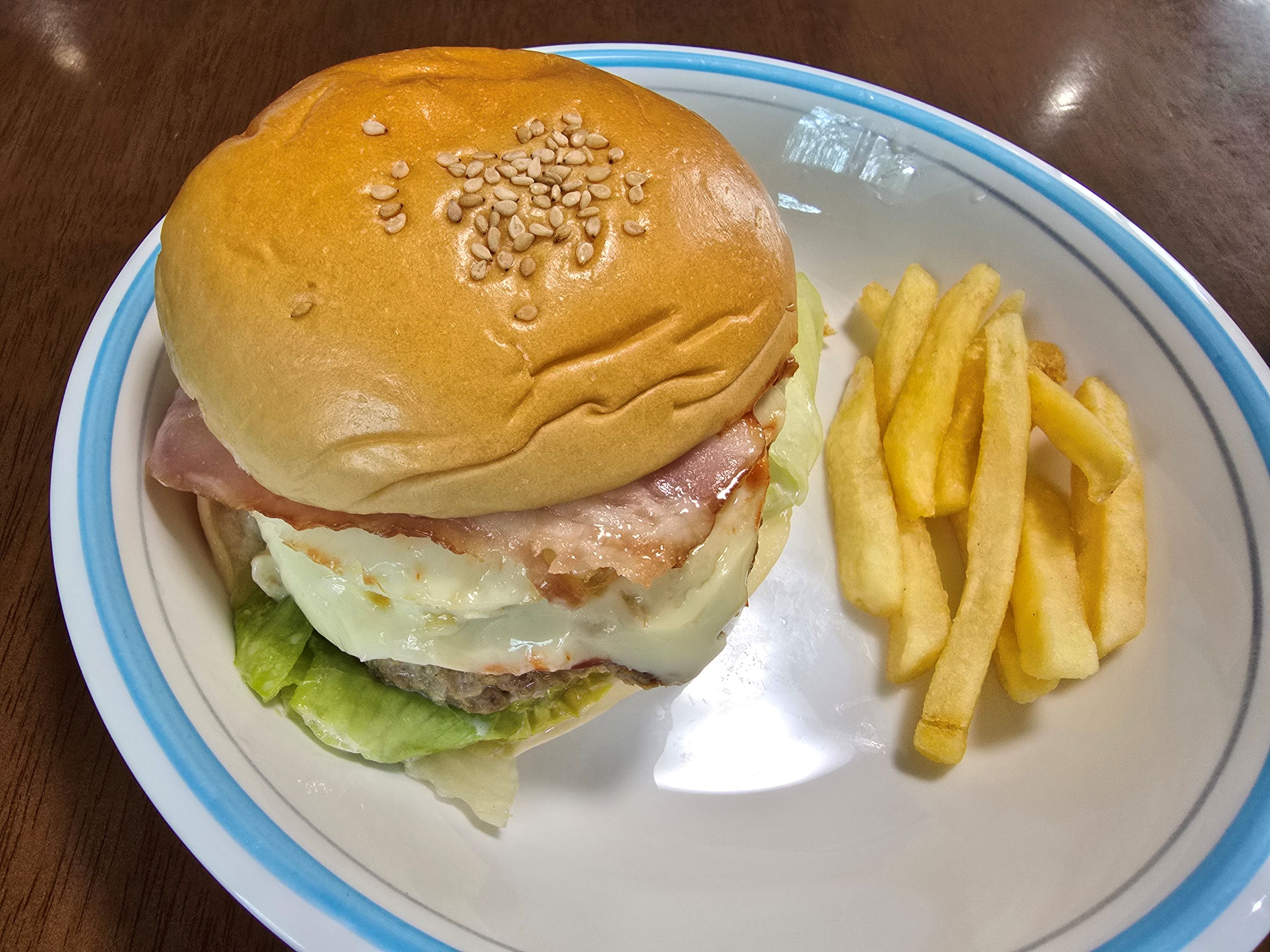 がぶり！佐世保名物バーガーに大満足のランチタイム！！