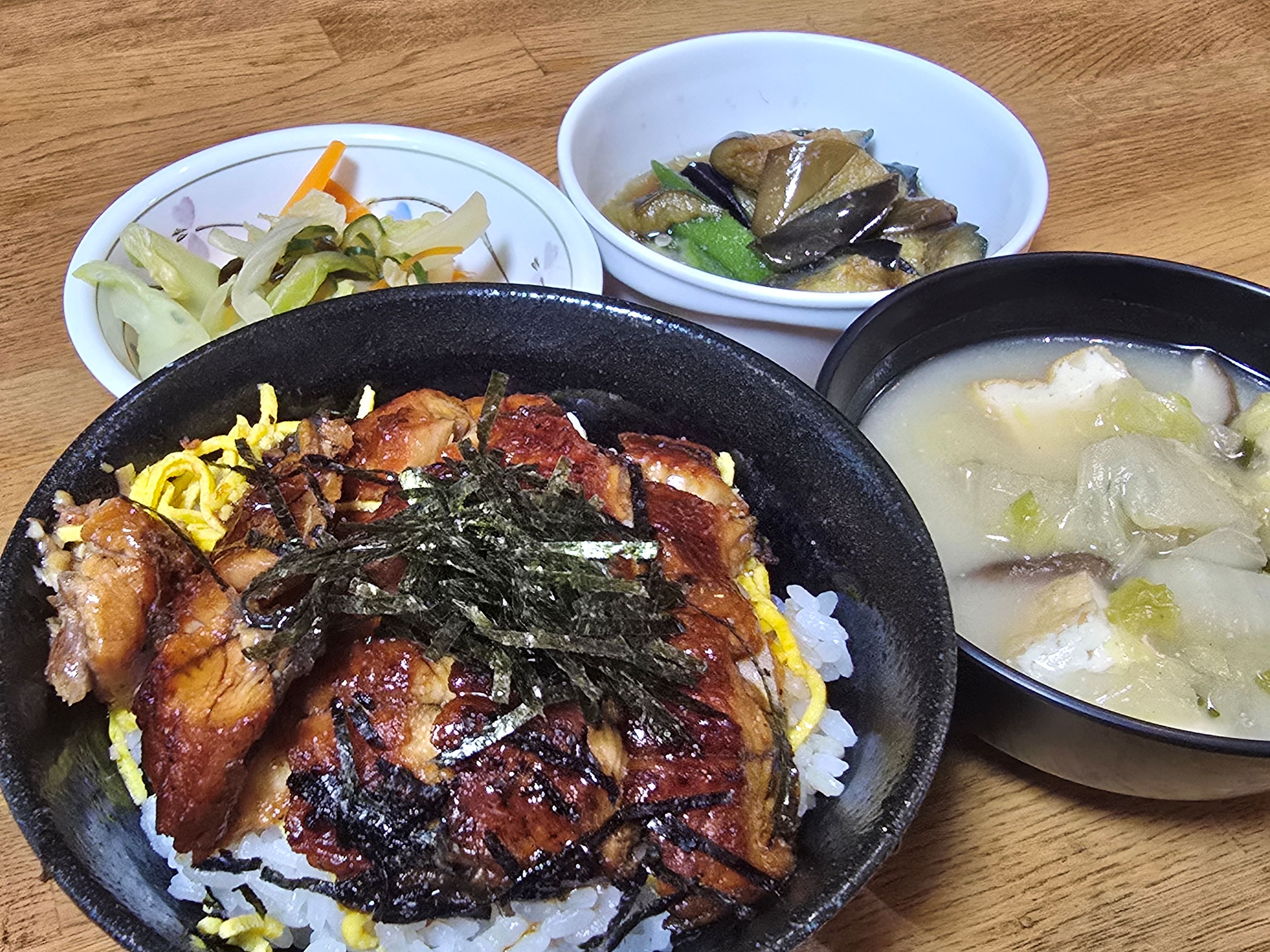 ∈(ﾟ◎ﾟ)∋ うな丼でパワーチャージ！