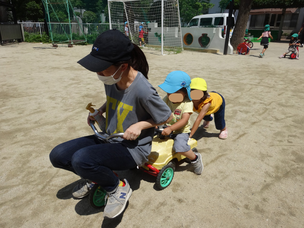 暑いですね でも 子どもも大人も思いっきり遊びます 四恩たまみず園 大阪府の児童養護施設 チャボナビ