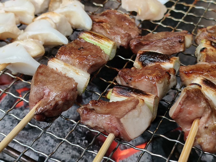 ホームの庭で炭火焼き鳥