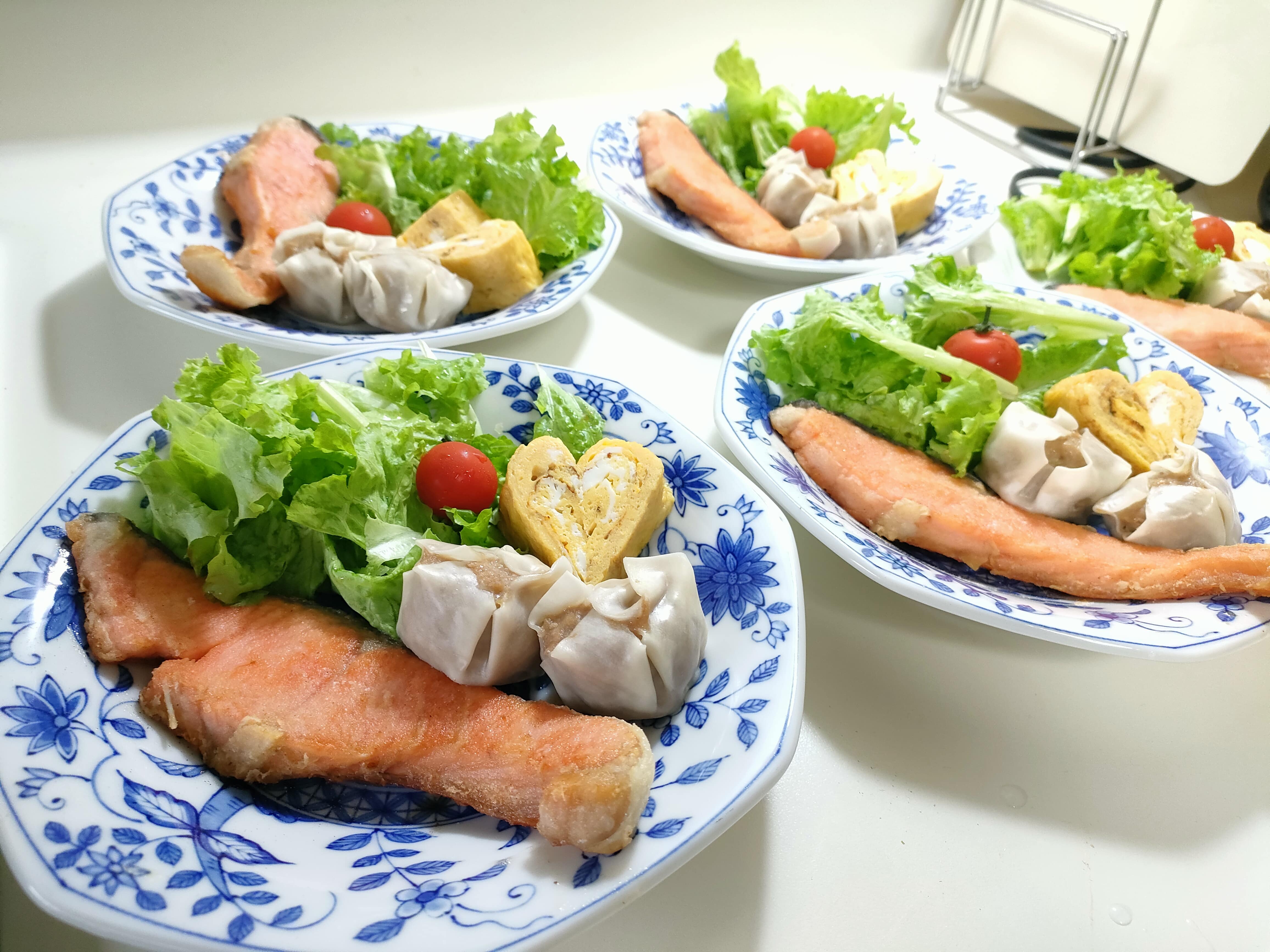 ある日の朝食。お魚とハートのたまご焼き