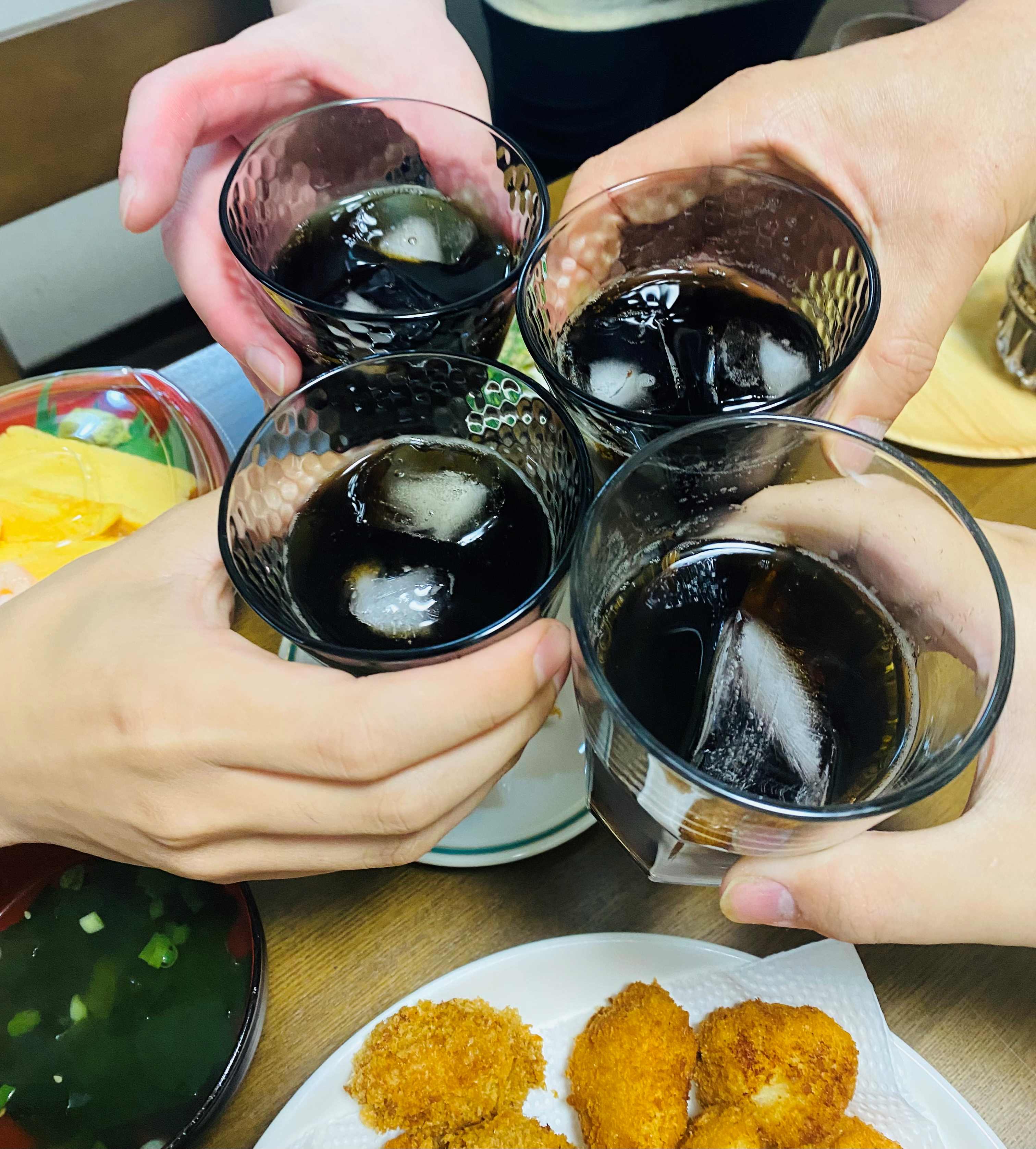 新メンバーを迎えコーラで乾杯